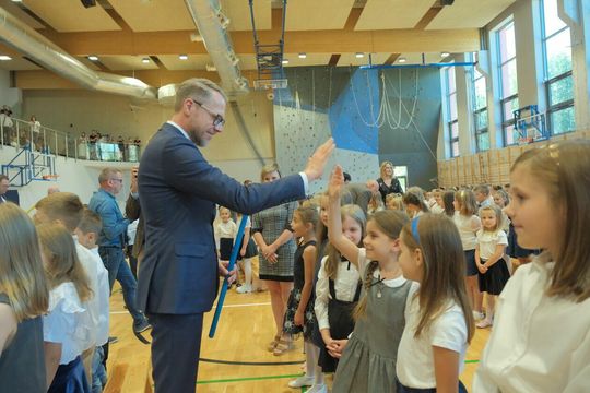 Poseł Michał Krawczyk mianuje dzieci uczniami
