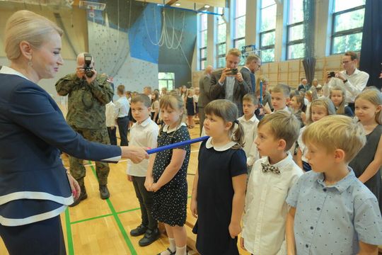 Posłanka Marta Wcisło pomaga przy ślubowaniu