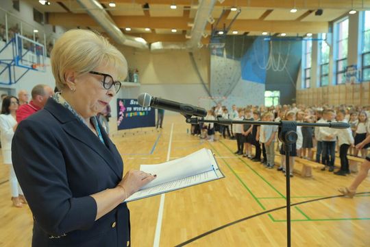 Ewa Dumkiewicz-Sprawka zaprasza gości do pomocy przy ślubowaniu