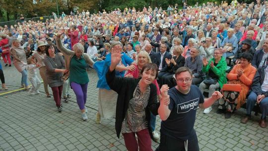 Tłum bawił się na koncercie pt. Wielopokoleniowe przeboje polskiej piosenki w Ogrodzie Saskim