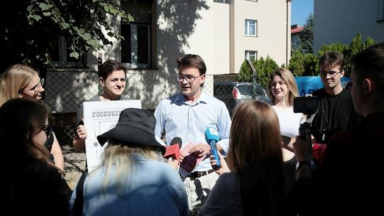 Pikieta Młodej Lewicy przed biurem poselskim Przemysława Czarnka 