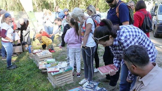 Sprzątanie brzegów Bystrzycy - ''Książka za worek śmieci''