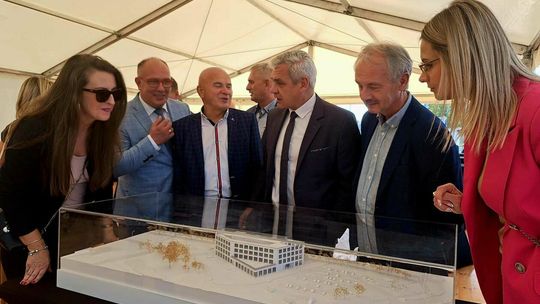 Symboliczny początek budowy biurowca z Programu Fabryka