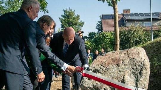 Uroczyste odsłonięcie tablicy ku czci pomordowanych mieszkańców społeczności żydowskiej