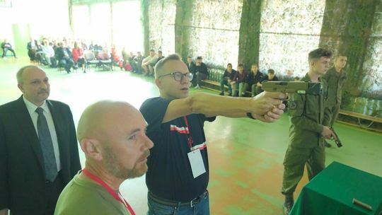 Wiceminister Soboń chwycił za broń w lubelskim Zespole Szkół Budowlanych 