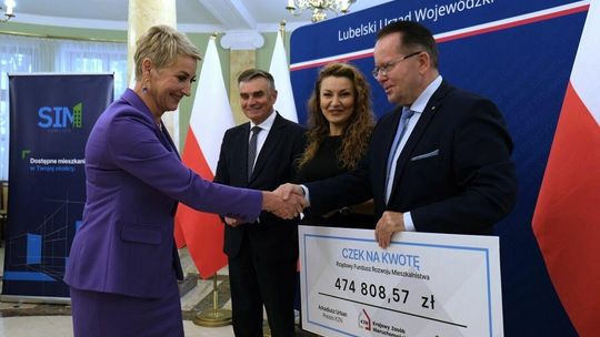 Wręczenie czeków z Rządowego Funduszu Rozwoju Mieszkalnictwa