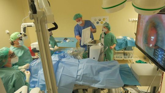 W klinice okulistyki podczas operacji oka testowany jest nowoczesny cyfrowy mikroskop 3D