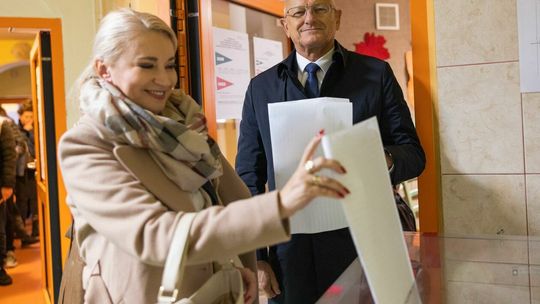 Prezydent Krzysztof Żuk i posłanka Marta Wcisło głosowali w komisji nr 100 przy ul. Zbożowej Prezydent Krzysztof Żuk i posłanka Marta Wcisło głosowali w komisji nr 100 przy ul. Zbożowej