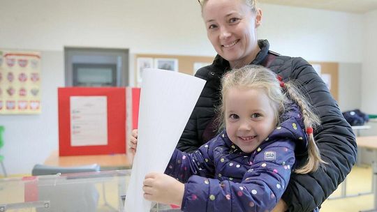 Wybory 2023. Głosowanie w Obwodowej Komisji Wyborczej nr 189 przy ul. Berylowej 7 Wybory 2023. Głosowanie w Obwodowej Komisji Wyborczej nr 189 przy ul. Berylowej 7