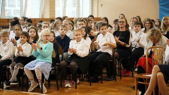 Uczniowie zaśpiewali dla szkoły: Dzień Edukacji Narodowej w SP nr 3