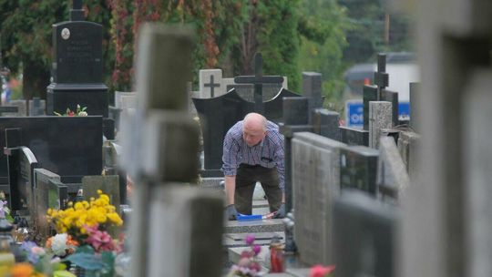 Lubelski cmentarz przy ul. Lipowej. Sprzątamy groby na Wszystkich Świętych
