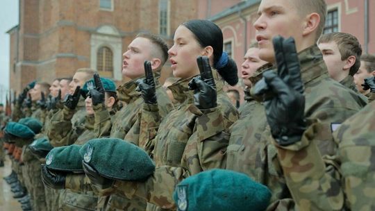 Ślubowanie z ceremoniałem wojskowym uczniów klas pierwszych XIV LO