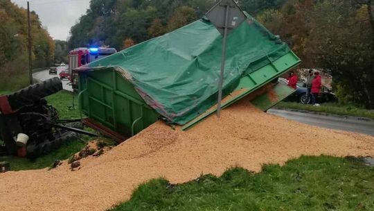Wypadek ciągnika z kukurydzą w Górze Grabowiec Wypadek ciągnika z kukurydzą w Górze Grabowiec