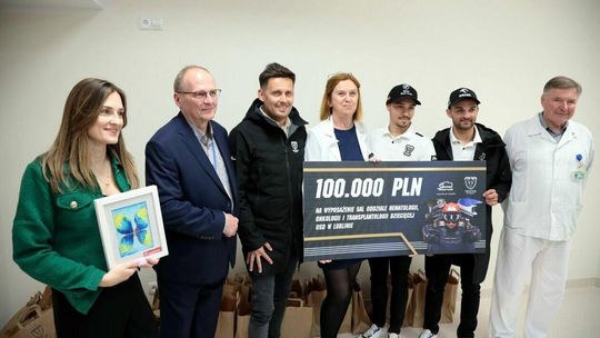 Przekazanie czeku dla Uniwersyteckiego Szpitala Dziecięcego 