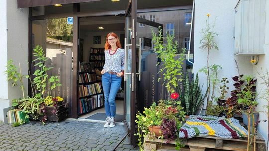 SKLEPY: Antykwariat na Krakowskim Przedmieściu – zazielenione podwórko