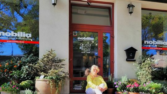 SKLEPY: Studio wnętrz Da Vinci na Zamojskiej – kwiaty przed wejściem