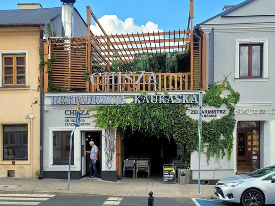 GASTRONOMIA: Restauracja Chisza na Świętoduskiej – aranżacja wejścia i wnętrza
