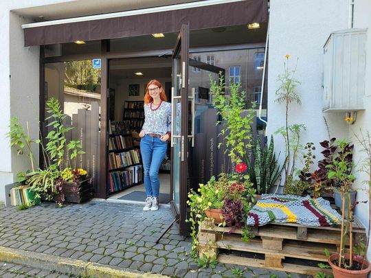 SKLEPY: Antykwariat na Krakowskim Przedmieściu – zazielenione podwórko