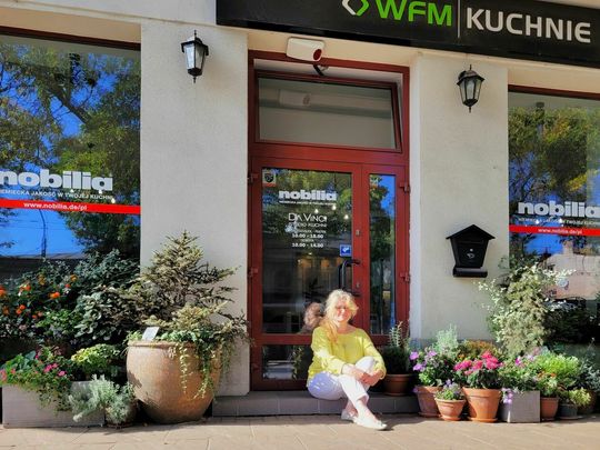 SKLEPY: Studio wnętrz Da Vinci na Zamojskiej – kwiaty przed wejściem SKLEPY: Studio wnętrz Da Vinci na Zamojskiej – kwiaty przed wejściem