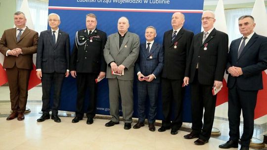 Osoby zasłużone w służbie państwu i społeczeństwo zostały uhonorowane odznaczeniami państwowymi i re