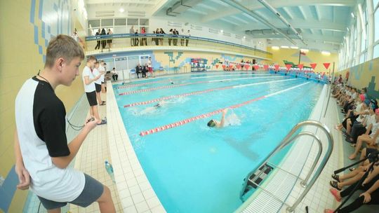 Uczniowie SP 30 świętują 105 rocznicę odzyskania niepodległości i cieszą sie basenem