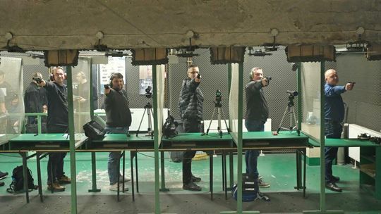 Świętowali 11 Listopada z bronią w ręku