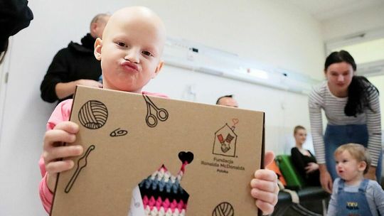 Czapki od serca dla pacjentów Uniwersyteckiego Szpitala Dziecięcego 