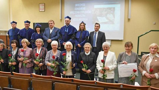 Uroczyste odnowienie dyplomów pielęgniarek po 50 latach od ukończenia studiów. Uroczyste odnowienie dyplomów pielęgniarek po 50 latach od ukończenia studiów.