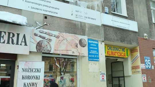 Duże sople nad głowami przechodniów Duże sople nad głowami przechodniów