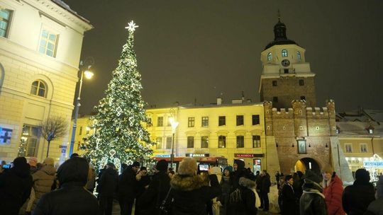 Choinka i świateczne ozdoby już rozświetlają deptak i Stare Miasto