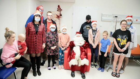 Mikołaj odwiedził dzieci w Uniwersyteckim Szpitalu Dziecięcym
