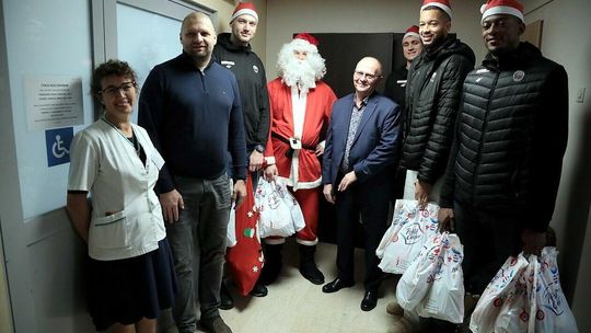 Wizyta koszykarzy Polskiego Cukru Startu Lublin w Uniwersyteckim Szpitalu Dziecięcym Wizyta koszykarzy Polskiego Cukru Startu Lublin w Uniwersyteckim Szpitalu Dziecięcym