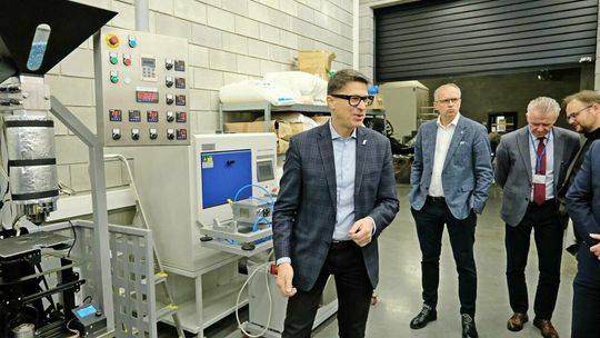 Maszyna do przetwórstwa materiałów polimerowych pochodzących z recyklingu powstała na PL