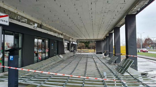 Dach zerwany w budynku 