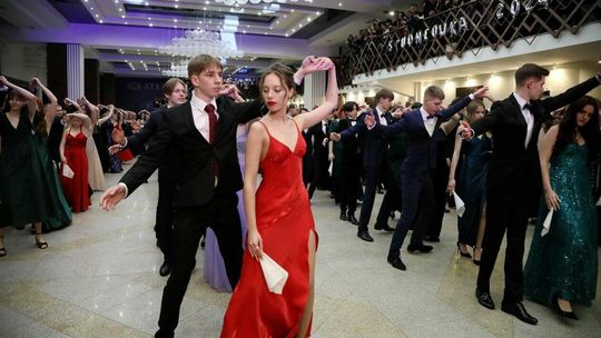 Bal Studniówkowy II Liceum Ogólnokształcącego im. Hetmana Jana Zamoyskiego w Lublinie Bal Studniówkowy II Liceum Ogólnokształcącego im. Hetmana Jana Zamoyskiego w Lublinie