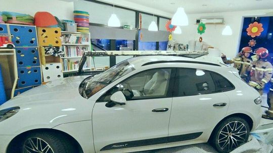 Porsche zaparkowało w żłobku Ale Bobo