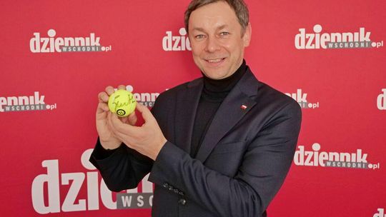 Ryszard Madziar przekazuje dar na galę sportową Dziennika Wschodniego