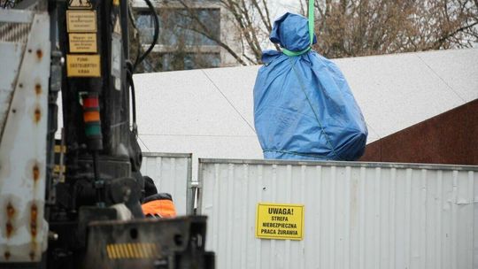 Montaż pomnika Lecha Kaczyńskiego