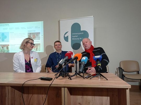 dr n. med. Aleksandra Kozłowska, dr n. med. Tomasz Ciszewski i pan Dariusz, pacjent onkologiczny