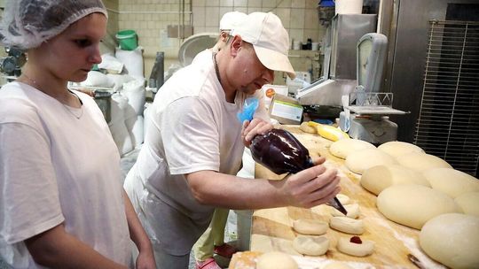 Jak powstają pączki w Piekarni Pęzioł?