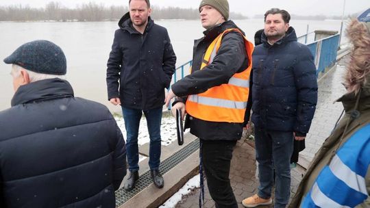Komorski sprawdza wały przeciwpowodziowe