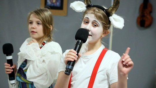 Zapusty, zapusty... wyciągajcie spyrkę z kapusty- ludowe przedstawienie w Zespole Szkół nr 12 w Lubl Zapusty, zapusty... wyciągajcie spyrkę z kapusty- ludowe przedstawienie w Zespole Szkół nr 12 w Lubl