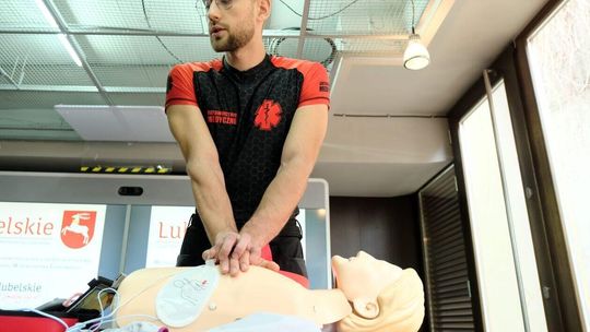 Defibrylator w bibliotece