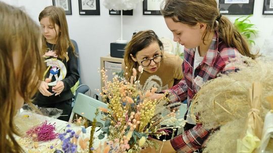 Uczyli się jak układać kompozycje z suszonych roślin