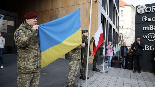 Podniesienie flag Polski i Ukrainy przed Konsulatem Ukrainy w Lublinie 