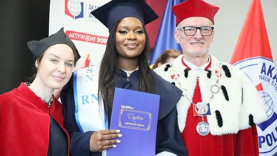 Rozdanie dyplomów ukończenia studiów pielęgniarskich w ANS 