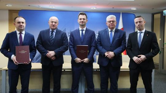 Podpisanie umowy na drogę Łuków- Dąbrowica  Urząd Marszałkowski 