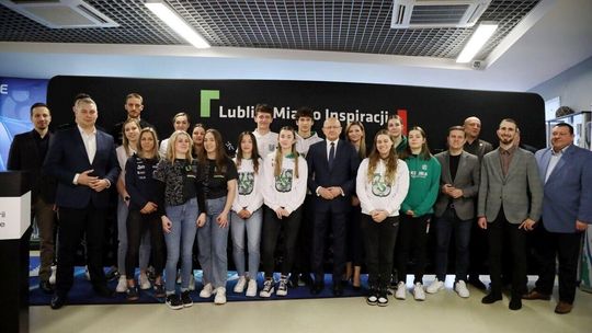 Konferencja prasowa Krzysztofa Żuka z udziałem lubelskich sportowców, dotycząca działań miasta na rz