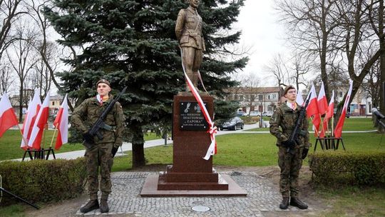 Odsłonięcie pomnika majora Hieronima Dekutowskiego ps. Zapora w Bełżycach 