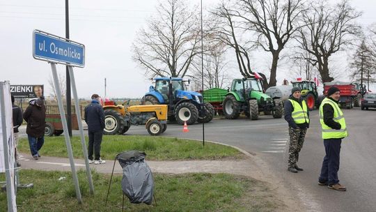 Protesty roliników: blokada skrzyżowania ulic: Żeglarska - Zemborzycka - Osmolicka